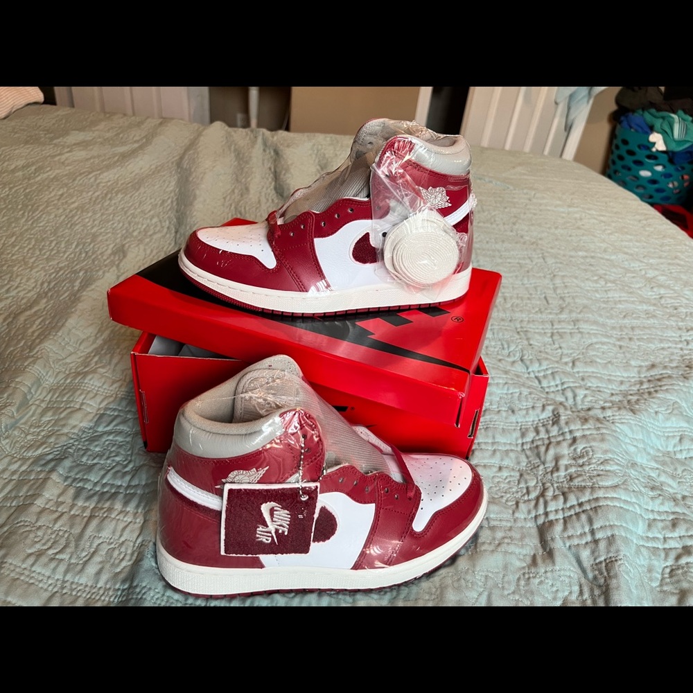 Women’s Air Jordan 1 Retro High OG Sneaker. Red. Sizes: 5.5x2 left. NWT. - Picture 4 of 12